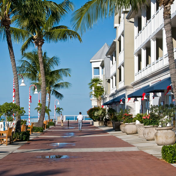 florida coastline with businesses along boardwalk